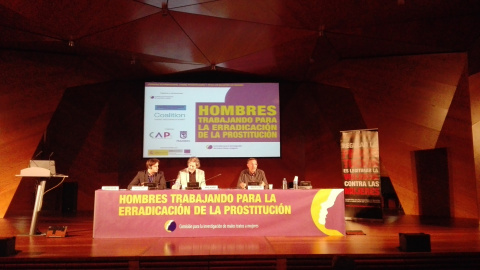 Representantes de diversas organizaciones han protagonizado la jornada internacional "Hombres trabajando para la erradicación de la prostitución" este jueves en el Palacio de Cibeles. / Sandra Rodríguez Representantes de diversas organizaciones han protagonizado la jornada internacional "Hombres trabajando para la erradicación de la prostitución" este jueves en el Palacio de Cibeles. / Sandra Rodríguez