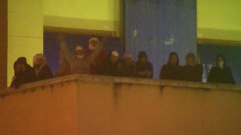 Protesta de los internos en la azotea del Centro de Internamiento de Extranjeros (CIE) de Aluche, durante más de once horas después de iniciar un motín en el edificio, situado en la madrileña avenida de los Poblados. / EFE Protesta de los internos en la azotea del Centro de Internamiento de Extranjeros (CIE) de Aluche, durante más de once horas después de iniciar un motín en el edificio, situado en la madrileña avenida de los Poblados. / EFE