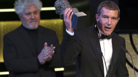 Antonio Banderas junto a Pedro Almodóvar. /EFE