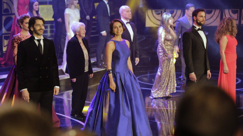 El actor Eduardo Noriega, la actriz y cantante Ana Belén y otros tantos actores en el número musical de apertura de la ceremonia de los Goya. REUTERS