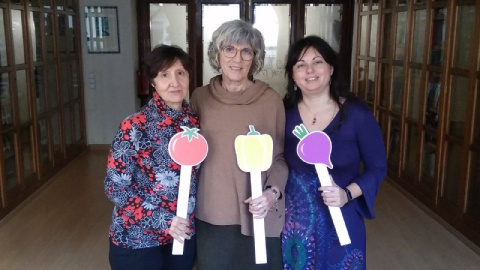 D'esquerra a dreta: Cristina Escrivà, coordinadora de la cavalcada de les magues, Lucrecia Manzanares, maga que simbolitza la Fraternitat-Sororitat, i Beatriu Cardona, maga que simbolitza la Igualtat. / HÈCTOR SERRA.