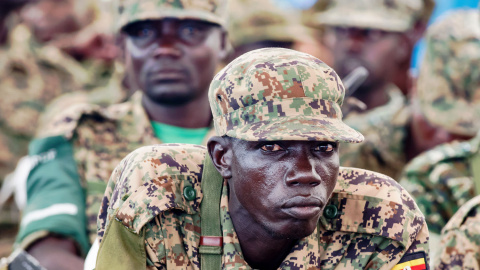 Un soldado de la Fuerza de Defensa del Pueblo de Uganda (UPDF) en una base militar en el aeropuerto internacional en Juba, Sudán del Sur , el 22 de octubre de 2015. AFP/Charles Lomodong