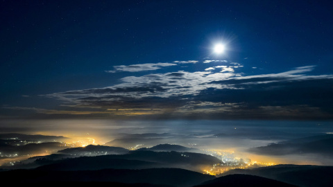 La luna brilla por encima del manto de nubes que se cierne sobre un paraje montañoso cercano a Salgotarjan, a unos 100 km al noreste de Budapest (Hungría). EFE/Peter Komka