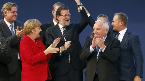El presidente del Consejo Europeo, Donald Tusk (d), levanta el brazo del presidente del Gobierno, Mariano Rajoy (c), junto al presidente el PPE, Joseph Daul (2d), y la canciller alemana, Angela Merkel (2i), mientras posan para la foto de fa El presidente del Consejo Europeo, Donald Tusk (d), levanta el brazo del presidente del Gobierno, Mariano Rajoy (c), junto al presidente el PPE, Joseph Daul (2d), y la canciller alemana, Angela Merkel (2i), mientras posan para la foto de fa