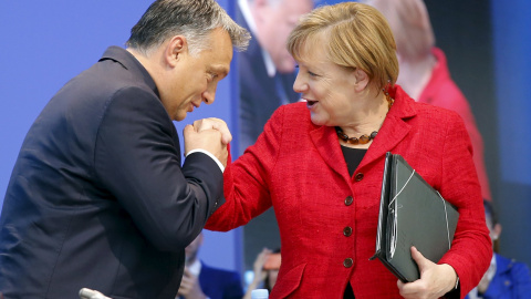 Viktor Orban besa la mano de la canciller Angela Merkel antes de su intervención en el Congreso del Partido Popular Europeo. - REUTERS Viktor Orban besa la mano de la canciller Angela Merkel antes de su intervención en el Congreso del Partido Popular Europeo. - REUTERS