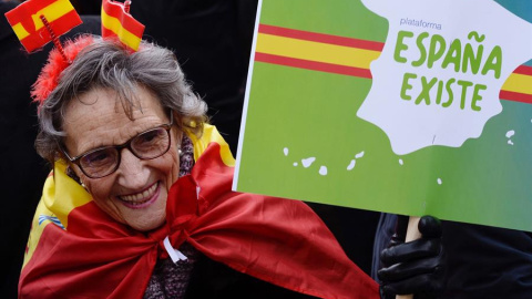 12/01/2020.- Una mujer participa este domingo en la concentración de protesta convocada por Vox este domingo en Valladolid contra la investidura y la formación de Gobierno por parte del socialista Pedro Sánchez, bajo el lema "España existe, 12/01/2020.- Una mujer participa este domingo en la concentración de protesta convocada por Vox este domingo en Valladolid contra la investidura y la formación de Gobierno por parte del socialista Pedro Sánchez, bajo el lema "España existe,