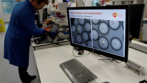 Un científico estudia las células cancerígenas dentro de los glóbulos blancos a través de un microscopio en el centro de investigación de GlaxoSmithKline (GSK) en Stevenage, Reino Unido, el 26 de noviembre de 2019. REUTERS/Peter Nicholls Un científico estudia las células cancerígenas dentro de los glóbulos blancos a través de un microscopio en el centro de investigación de GlaxoSmithKline (GSK) en Stevenage, Reino Unido, el 26 de noviembre de 2019. REUTERS/Peter Nicholls