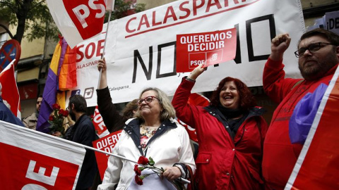 Militantes del PSOE protestan este sábado en Ferraz. EFE/Sergio Barrenechea