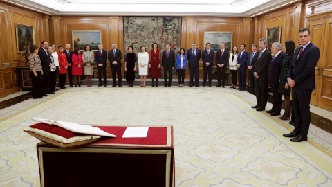 Los ministros del nuevo Gobierno momentos antes de jurar o prometer ante el rey en el acto de toma de posesión, con el presidente del Gobierno, Pedro Sánchez presente, este lunes en el Palacio de la Zarzuela. EFE/ Emilio Naranjo Los ministros del nuevo Gobierno momentos antes de jurar o prometer ante el rey en el acto de toma de posesión, con el presidente del Gobierno, Pedro Sánchez presente, este lunes en el Palacio de la Zarzuela. EFE/ Emilio Naranjo
