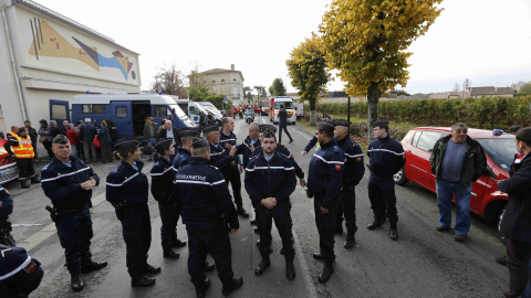 Aseguran el acceso a un centro de tratamiento de emergencia durante las operaciones de rescate cerca del sitio.- REUTERS