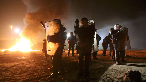 Tensión en las horas previas al inicio del desmantelamiento de La Jungla.- NEIL SALÓN (REUTERS)