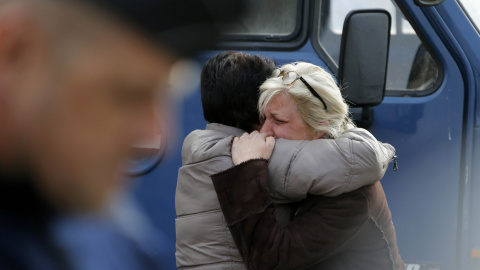 Los afectados se consuelan unos a otros en lo que ha supuesto el accidente más grave en Francia desde hace 30 años.- REUTERS.