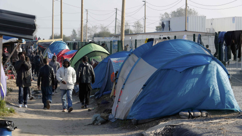 Tiendas de campaña colocadas junto a un camino en La Jungla de Calais. El Gobierno empezará este lunes el traslado de los inmigrantes a los   450 centros provisionales repartidos por todo el país.- PHILIPPE WOJAZER (REUTERS)
