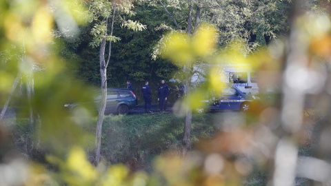 Investigadores franceses trabajan cerca del lugar del accidente.- REUTERS / Stephane Mahe