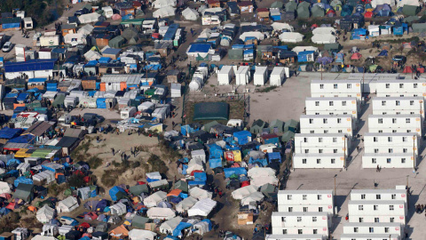 Los más de 6.000 extranjeros que desde hace meses pueblan la "jungla" tienen como principal objetivo cruzar el Canal de la Mancha en busca   de un futuro mejor en el Reino Unido.- PHILIPPE WOJAZER (REUTERS)