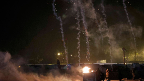 Botes de gas lacrimógeno lanzados por la policía francesa llueven sobre los internos en La Jungla de Calais en la víspera de su   desmantelamiento.- PHILIPPE WOJAZER (REUTERS)