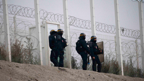 La ciudad francesa de Calais, ha vivido este domingo con tensión las horas previas al inicio del desmantelamiento de La Jungla y la   evacuación de sus miles de habitante.- PASCAL ROSSIGNOL (REUTERS)