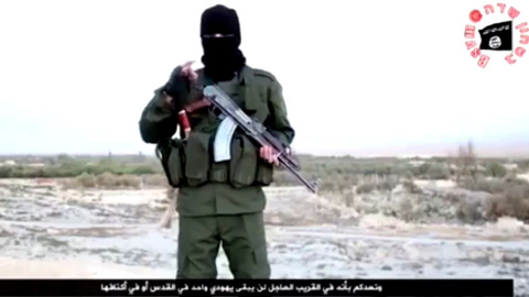 El miliciano del estado Islámico en el vídeo difundido en hebreo por la organización yihadista. El miliciano del estado Islámico en el vídeo difundido en hebreo por la organización yihadista.