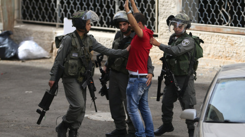 Soldados israelíes cachean a un palestino en la ciudad de Al-Ram, Cisjordania. - REUTERS Soldados israelíes cachean a un palestino en la ciudad de Al-Ram, Cisjordania. - REUTERS