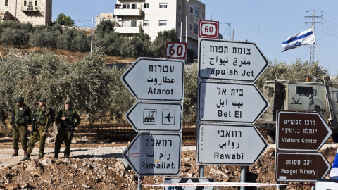 Soldados israelíes montan guardia en el asentamiento judío de Adam, al norte de Jerusalén. - REUTERS Soldados israelíes montan guardia en el asentamiento judío de Adam, al norte de Jerusalén. - REUTERS