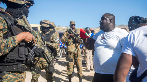 12/01/2020.- Personas protestan contra la presencia del presidente de Haití, Jovenel Moise, y altos cargos del Gobierno en la conmemoración este domingo el décimo aniversario del devastador terremoto del 12 de enero de 2010 en una ceremonia