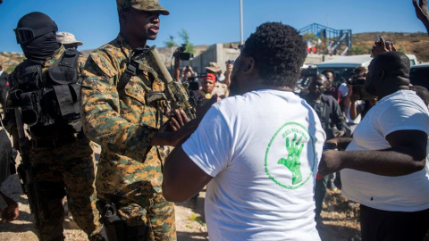 12/01/2020.- Personas protestan contra la presencia del presidente de Haití, Jovenel Moise, y altos cargos del Gobierno en la conmemoración este domingo el décimo aniversario del devastador terremoto del 12 de enero de 2010 en una ceremonia