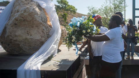 12/01/2020.- Personas protestan contra la presencia del presidente de Haití, Jovenel Moise, y altos cargos del Gobierno en la conmemoración este domingo el décimo aniversario del devastador terremoto del 12 de enero de 2010 en una ceremonia