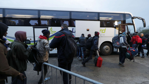 Los refugiados de la 'Jungla' de Calais montan en uno de los autobuses durante la evacuación del lugar. REUTERS/Philippe Wojazer