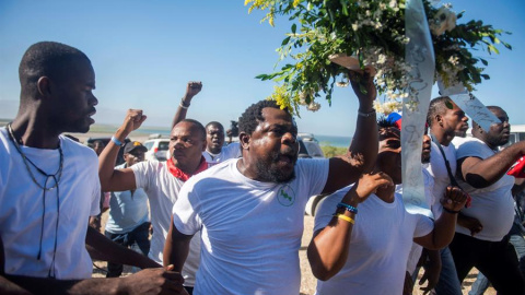 12/01/2020.- Personas protestan contra la presencia del presidente de Haití, Jovenel Moise, y altos cargos del Gobierno en la conmemoración este domingo el décimo aniversario del devastador terremoto del 12 de enero de 2010 en una ceremonia