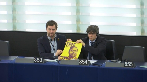 Els eurodiputats Carles Puigdemont i Toni Comín mostren un cartell a favor de l'alliberament d'Oriol Junqueras. CCMA