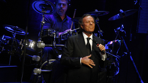 Julio Iglesias durante un concierto. /EFE Julio Iglesias durante un concierto. /EFE