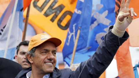 El candidato Scioli durante un mitin en Quilmes. REUTERS El candidato Scioli durante un mitin en Quilmes. REUTERS