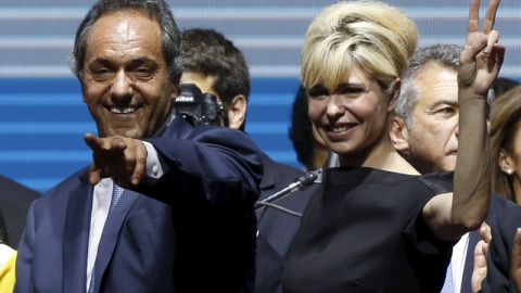 El candidato por Frente para la Victoria, Scioli, y su esposa en un mitin de cierre de campaña en Buenos Aires. REUTERS El candidato por Frente para la Victoria, Scioli, y su esposa en un mitin de cierre de campaña en Buenos Aires. REUTERS