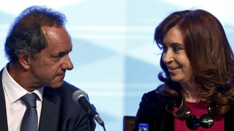 El candidato presidencial Scioli y la presidenta de Argentina Fernández de Kirchner comparten una mirada durante un mitin en Buenos Aires. REUTERS El candidato presidencial Scioli y la presidenta de Argentina Fernández de Kirchner comparten una mirada durante un mitin en Buenos Aires. REUTERS