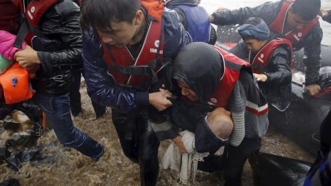 Inmigrantes afganos, tras desembarcar en la isla griega de Lesbos. REUTERS/Yannis Behrakis