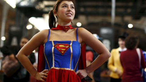 Una mujer vestida de Superwoman en la Comic Con de París. REUTERS/Benoit Tessier