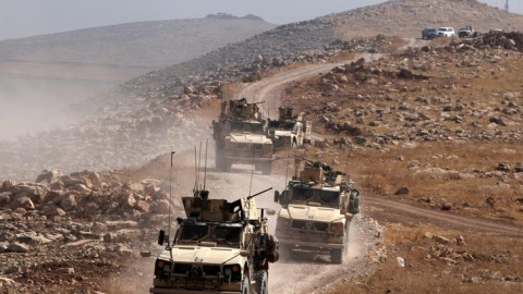 Vehículos de las tropas internacionales durante las operaciones en Naweran, cerca de Mosul. / REUTERS