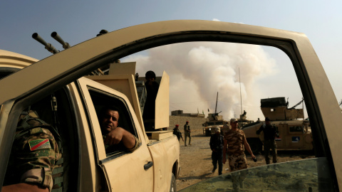 Soldados iraquies en las afueras de Qayyara. / REUTERS