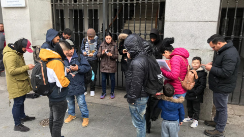 Varios solicitantes de asilo intentan reservar su cita previa de extranjería para acceder al sistema de acogida, en la puerta del Samur Social de Madrid.- RSP Varios solicitantes de asilo intentan reservar su cita previa de extranjería para acceder al sistema de acogida, en la puerta del Samur Social de Madrid.- RSP