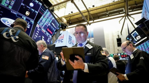 Operadores en el patio de negociación de la bolsa de Wall Street. REUTERS/Brendan McDermid Operadores en el patio de negociación de la bolsa de Wall Street. REUTERS/Brendan McDermid