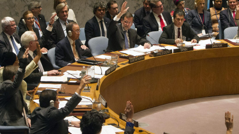 El presidente del Gobierno, Mariano Rajoy (c-fondo), junto al secretario general de la ONU, Ban Ki-moon (c-i-fondo), entre otros, en las votaciones para la aprobación de una nueva resolución (la 2242) sobre la situación de la mujer en paíse El presidente del Gobierno, Mariano Rajoy (c-fondo), junto al secretario general de la ONU, Ban Ki-moon (c-i-fondo), entre otros, en las votaciones para la aprobación de una nueva resolución (la 2242) sobre la situación de la mujer en paíse