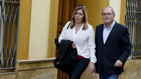 La secretaria general del PSOE de Andalucía y presidenta de la Junta, Susana Díaz, junto al secretario de Organización, Juan Cornejo, a su llegada a la reunión de la Comisión Ejecutiva Regional celebrada la tarde de este lunes en la sede de La secretaria general del PSOE de Andalucía y presidenta de la Junta, Susana Díaz, junto al secretario de Organización, Juan Cornejo, a su llegada a la reunión de la Comisión Ejecutiva Regional celebrada la tarde de este lunes en la sede de