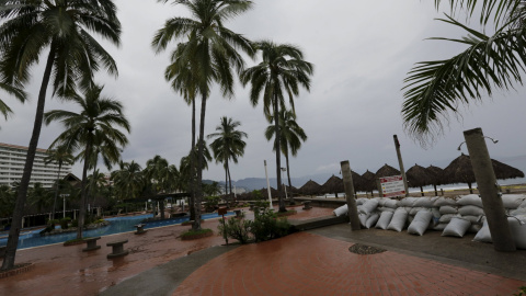 El huracán Patricia ha llegado este sábado de madrugada a México provocando, de momento, menos destrozos de los previstos. Ha caído a categoría cuatro.- REUTERS