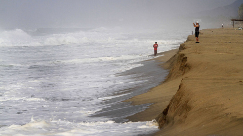 El huracán Patricia ha llegado este sábado de madrugada a México provocando, de momento, menos destrozos de los previstos. Ha caído a categoría cuatro.- REUTERS