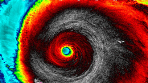 El huracán Patricia ha llegado este sábado de madrugada a México provocando, de momento, menos destrozos de los previstos. Ha caído a categoría cuatro.- REUTERS