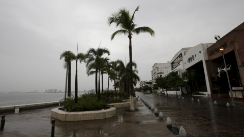 El huracán Patricia ha llegado este sábado de madrugada a México provocando, de momento, menos destrozos de los previstos. Ha caído a categoría cuatro.- REUTERS