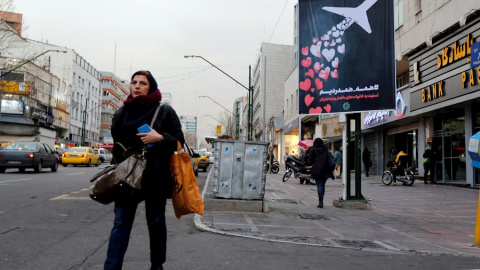 Un cartel en Teherán, capital de Irán, lamenta el fallecimiento de los 176 pasajeros del avión ucraniano derribado por un misil iraní./ ABEDIN TAHERKENAREH (EFE) Un cartel en Teherán, capital de Irán, lamenta el fallecimiento de los 176 pasajeros del avión ucraniano derribado por un misil iraní./ ABEDIN TAHERKENAREH (EFE)