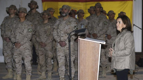 HERAT (AFGANISTÁN), 24/10/2015.- La vicepresidenta del Gobierno español, Soraya Sáenz de Santamaría (d), durante el acto de despedida de las tropas españolas destinadas en la base de Herat, tras catorce años de misión. EFE/Kiko Huesca. HERAT (AFGANISTÁN), 24/10/2015.- La vicepresidenta del Gobierno español, Soraya Sáenz de Santamaría (d), durante el acto de despedida de las tropas españolas destinadas en la base de Herat, tras catorce años de misión. EFE/Kiko Huesca.