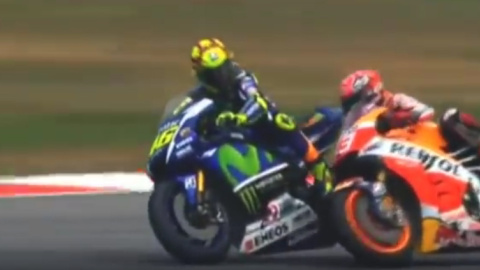 El italiano Valentino Rossi tira a Marc Márquez de la moto con una patada El italiano Valentino Rossi tira a Marc Márquez de la moto con una patada
