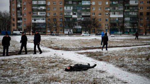 El cuerpo de una mujer, asesinada por los bombardeos en Ucrania, descansa en una calle de una zona residencial en la ciudad de Kramatorsk, en el este de Ucrania. /GLEB GARANICH (REUTERS)